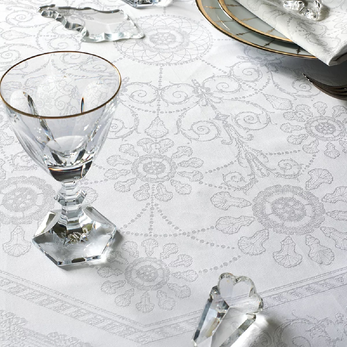 white-coton-and-other-fibers-stain-repellent-tablecloth-galerie-des-glaces-vermeil (1)